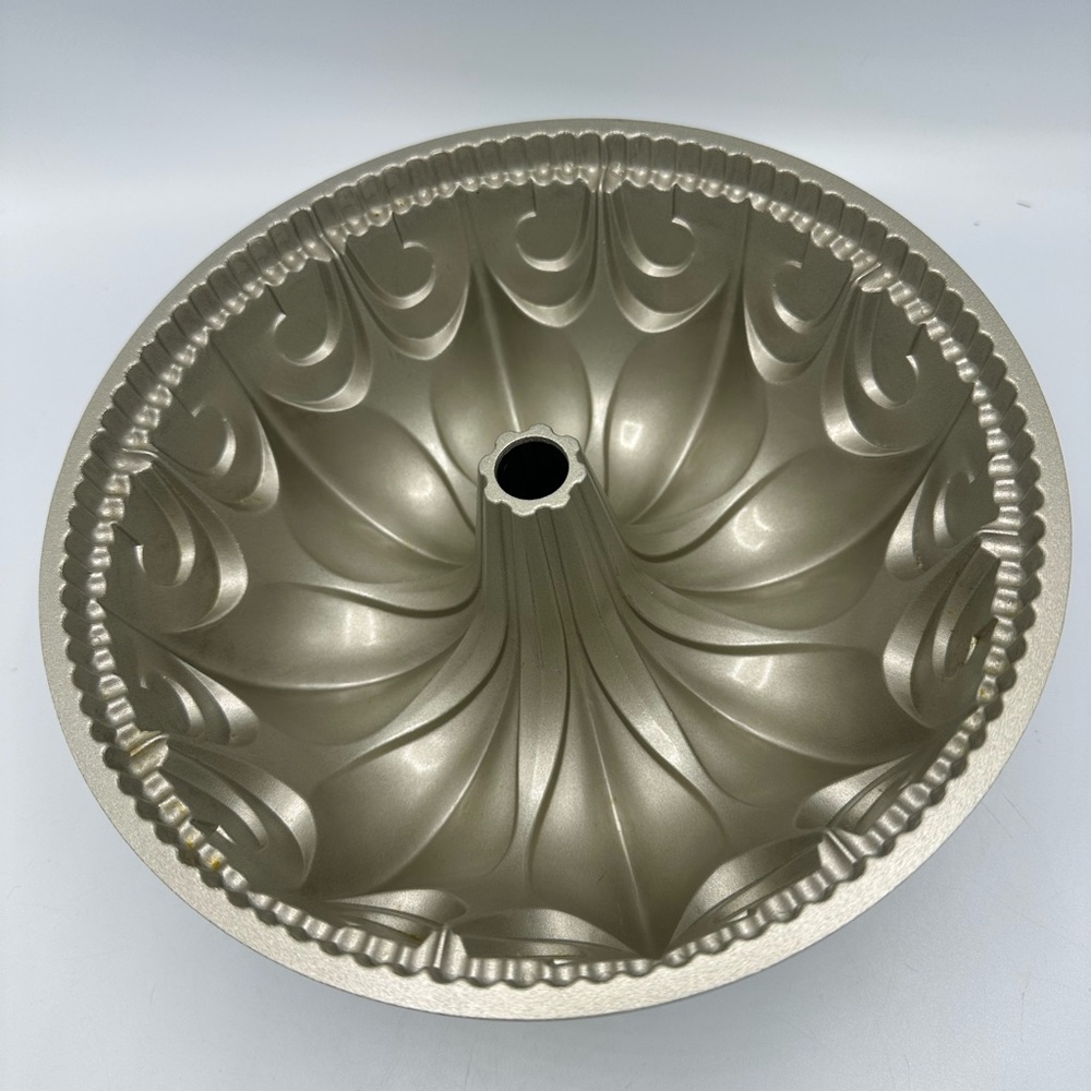 Nordic Ware Fleur de Lis Bundt Cake Pan Non Stick Cast Aluminum USA 10 Cups